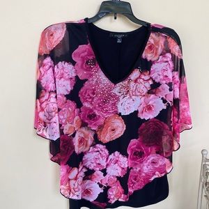 Ladies Beautiful top (accepting offers)
